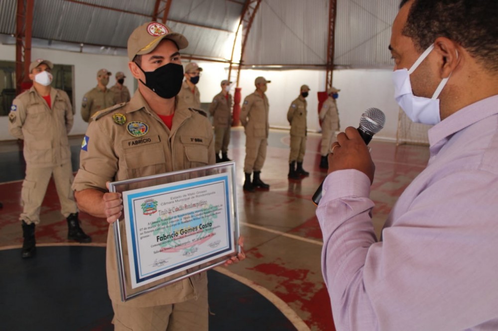 CIDADÃO RONDONOPOLITANO  Subtenente Guinancio homenageia comandante do 3º BBM